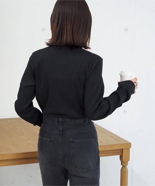 tiptop(ティップトップ)の「テレコハイネックカットソー(Tシャツ/カットソー・レディース・A/グリーン/ブラック/アイボリー/B/レッド/ダークグレー/イエロー/ブルー/ブラック系その他/ホワイト系その他/E・FREE)」の19枚目の写真