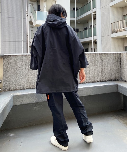 Columbia（コロンビア）の「columbia/コロンビア デシュートバレーユニセックス レインポンチョ 防水 ポケット WE8712（ポンチョ・メンズ・ブラック/マルチ・L/M）」の10枚目の写真