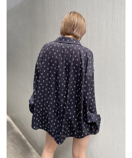 ENVYM(アンビー)の「リラックスElogoSH(シャツ/ブラウス・レディース・ブラック/ホワイト・FREE)」の3枚目の写真