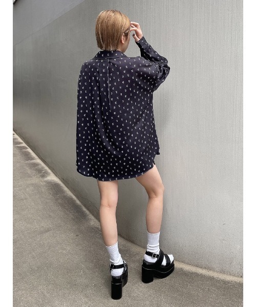 ENVYM(アンビー)の「リラックスElogoSH(シャツ/ブラウス・レディース・ブラック/ホワイト・FREE)」の5枚目の写真