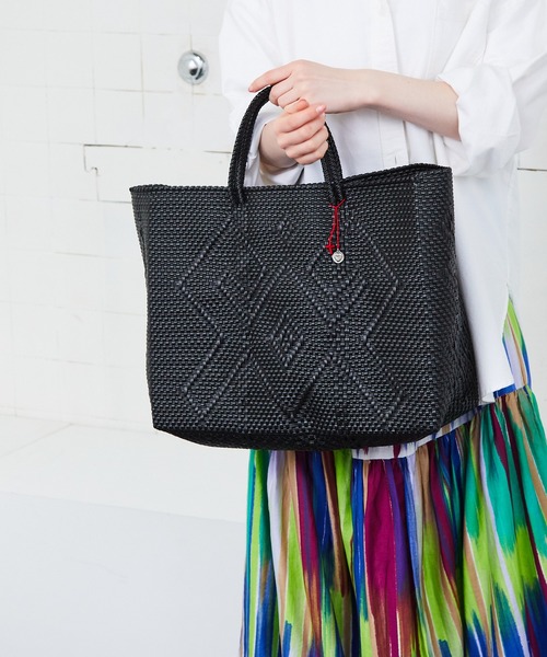 OJO DE MEX（オホデメックス）の「OJO DE MEX/オホデメックス Plastico CAGO Tote Grande かごバッグ（ハンドバッグ・レディース・ブラック×ゴールド/ブラック/ブルー・FREE）」の6枚目の写真