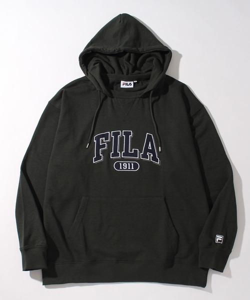 FILA(フィラ)の「【FILA/フィラ】カレッジロゴワッペン ビッグシルエット プルオーバーパーカー(パーカー・メンズ・バーガンディー/コバルトブルー/ダークカーキ・L/M/LL)」の2枚目の写真