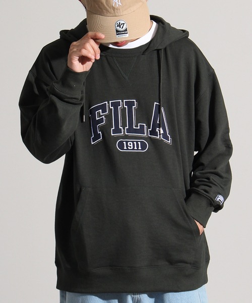 FILA(フィラ)の「【FILA/フィラ】カレッジロゴワッペン ビッグシルエット プルオーバーパーカー(パーカー・メンズ・バーガンディー/コバルトブルー/ダークカーキ・L/M/LL)」の4枚目の写真