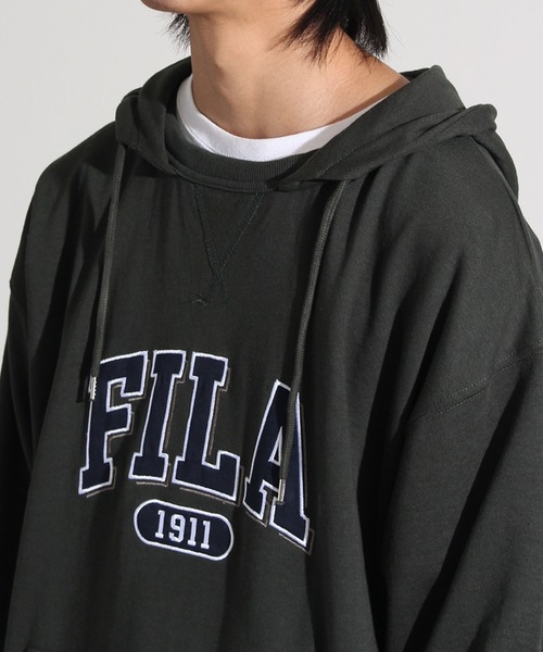 FILA(フィラ)の「【FILA/フィラ】カレッジロゴワッペン ビッグシルエット プルオーバーパーカー(パーカー・メンズ・バーガンディー/コバルトブルー/ダークカーキ・L/M/LL)」の6枚目の写真