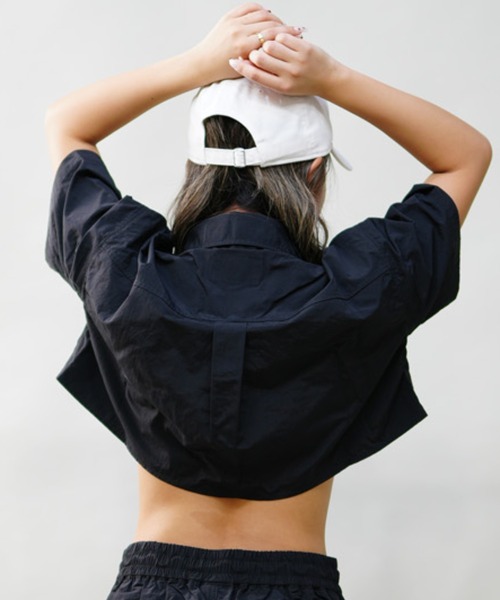 Dickies（ディッキーズ）の「Dickies/ディッキーズ ナイロンショート丈シャツ セットアップ対応 80488500（シャツ/ブラウス・レディース・シルバーグレー/ブラック・M/L）」の4枚目の写真