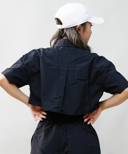Dickies（ディッキーズ）の「Dickies/ディッキーズ ナイロンショート丈シャツ セットアップ対応 80488500（シャツ/ブラウス・レディース・シルバーグレー/ブラック・M/L）」の5枚目の写真