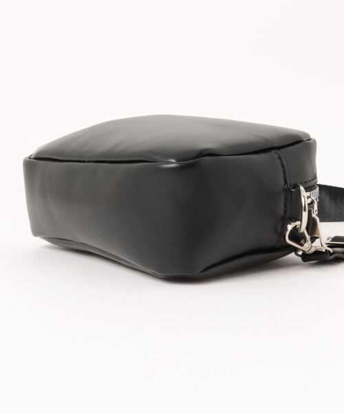 BARELY BLUE（ベアリーブルー）の「【 BARELY BLUE / ベアリーブルー 】 フェイクレザー スクエア ボディバッグ / ショルダーバッグ（ショルダーバッグ・レディース・ホワイト/ブラック・FREE）」の4枚目の写真