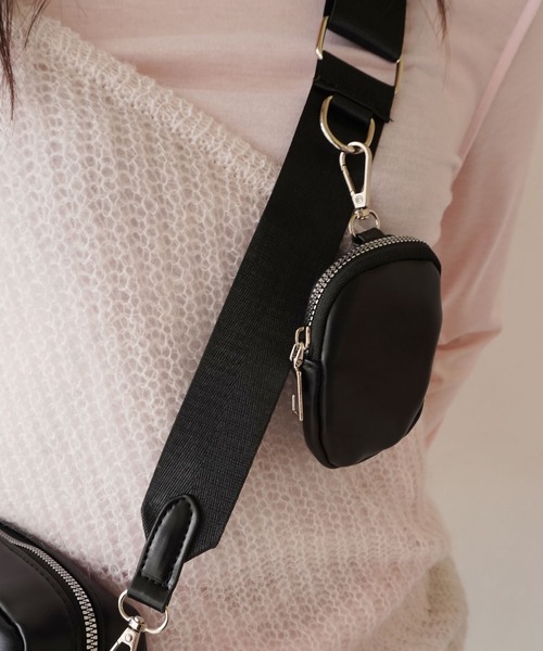 BARELY BLUE（ベアリーブルー）の「【 BARELY BLUE / ベアリーブルー 】 フェイクレザー スクエア ボディバッグ / ショルダーバッグ（ショルダーバッグ・レディース・ホワイト/ブラック・FREE）」の14枚目の写真