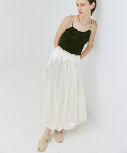 un/neu(アンノイ)の「ギャザーデザインキャミ / シャーリングショート丈キャミ(キャミソール・レディース・グレー/ブラック・FREE)」の8枚目の写真