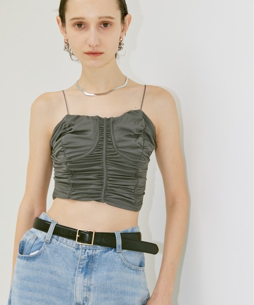 un/neu(アンノイ)の「ギャザーデザインキャミ / シャーリングショート丈キャミ(キャミソール・レディース・グレー/ブラック・FREE)」の11枚目の写真