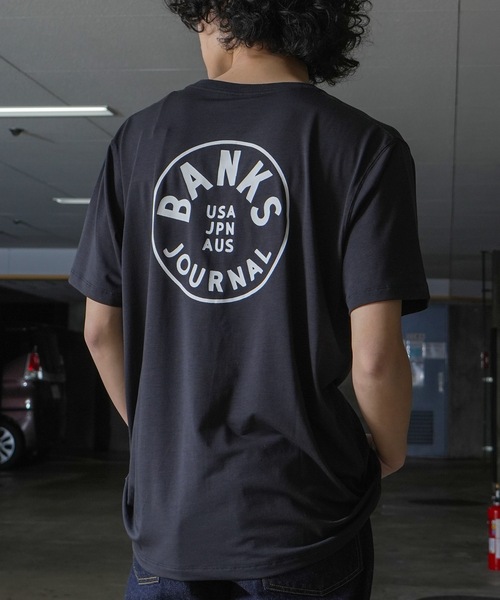 DESIGN TEE/BANKS(バンクス)バックブランドロゴプリントスタンダードフィット半袖カットソー（Tシャツ/カットソー）｜BANKS（バンクス）