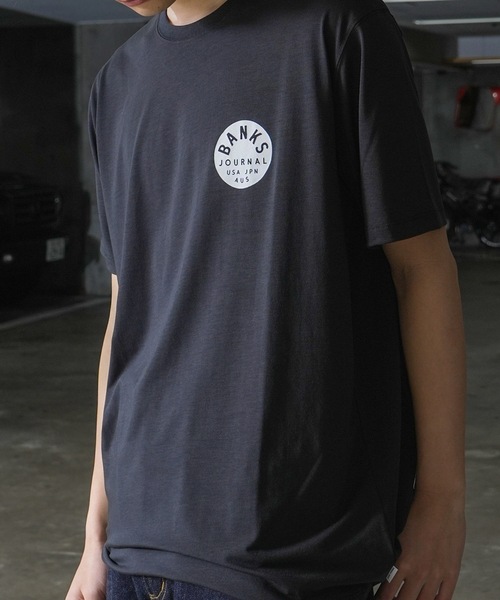 DESIGN TEE/BANKS(バンクス)バックブランドロゴプリントスタンダードフィット半袖カットソー（Tシャツ/カットソー）｜BANKS（バンクス）