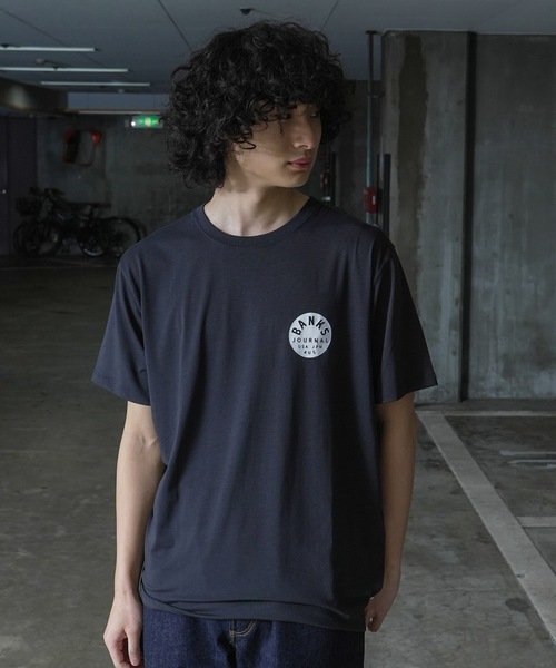 DESIGN TEE/BANKS(バンクス)バックブランドロゴプリントスタンダードフィット半袖カットソー（Tシャツ/カットソー）｜BANKS（バンクス）