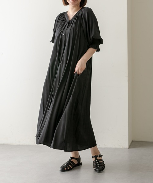 ear PAPILLONNER（イアパピヨネ）の「《羽織としても使える》ギャザーワンピース【SUM1 STYLE】（ワンピース・レディース・ブラック/モカ・FREE）」の2枚目の写真