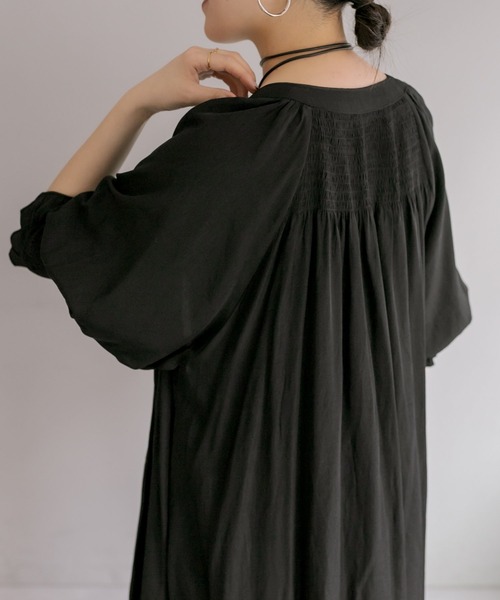 ear PAPILLONNER（イアパピヨネ）の「《羽織としても使える》ギャザーワンピース【SUM1 STYLE】（ワンピース・レディース・ブラック/モカ・FREE）」の22枚目の写真