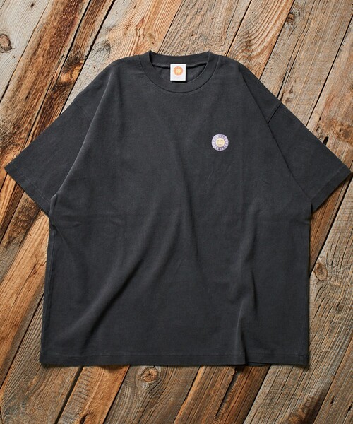 Jonas Claesson（ジョナスクレアッソン）の「JONAS CLAESSON/ジョナスクレアッソン Insideout  Sunshine Please Tee/インサイドアウト サンシャイン プリーズTシャツ/リバーシブル/リラックスフィット（Tシャツ/カットソー・メンズ・チャコールグレー/オフホワイト/ターコイズブルー・MEDIUM/LARGE）」の4枚目の写真