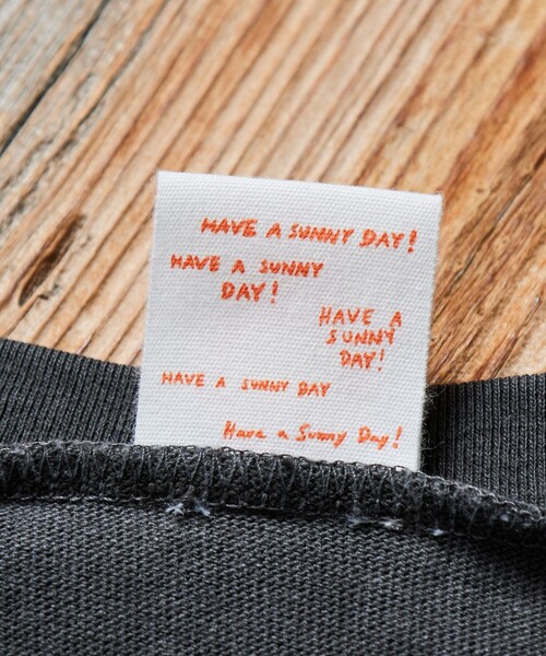 Jonas Claesson（ジョナスクレアッソン）の「JONAS CLAESSON/ジョナスクレアッソン Insideout  Sunshine Please Tee/インサイドアウト サンシャイン プリーズTシャツ/リバーシブル/リラックスフィット（Tシャツ/カットソー・メンズ・チャコールグレー/オフホワイト/ターコイズブルー・MEDIUM/LARGE）」の6枚目の写真