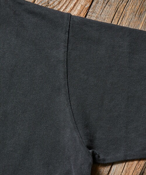 Jonas Claesson（ジョナスクレアッソン）の「JONAS CLAESSON/ジョナスクレアッソン Insideout  Sunshine Please Tee/インサイドアウト サンシャイン プリーズTシャツ/リバーシブル/リラックスフィット（Tシャツ/カットソー・メンズ・チャコールグレー/オフホワイト/ターコイズブルー・MEDIUM/LARGE）」の8枚目の写真