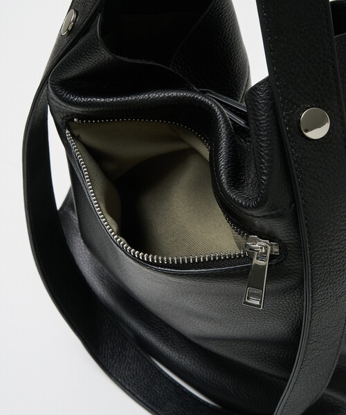 Beau're（ヴュレ）の「【WEB限定】【BEAURE/ヴュレ】カウレザー 2WAY ハンドル トートバッグ（トートバッグ・レディース・シルバー/ベージュ/ブラック/ブルー/アイボリー・フリー）」の21枚目の写真