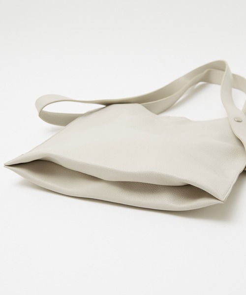 Beau're（ヴュレ）の「【WEB限定】【BEAURE/ヴュレ】カウレザー 2WAY ハンドル トートバッグ（トートバッグ・レディース・シルバー/ベージュ/ブラック/ブルー/アイボリー・フリー）」の9枚目の写真