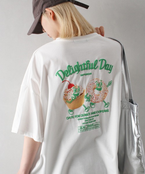 SpRay(スプレイ)の「おやつフォトキャラBIG Tシャツ(Tシャツ/カットソー・レディース・アイボリー/サックスブルー/オフホワイト/イエロー/スミクロ・FREE)」の2枚目の写真