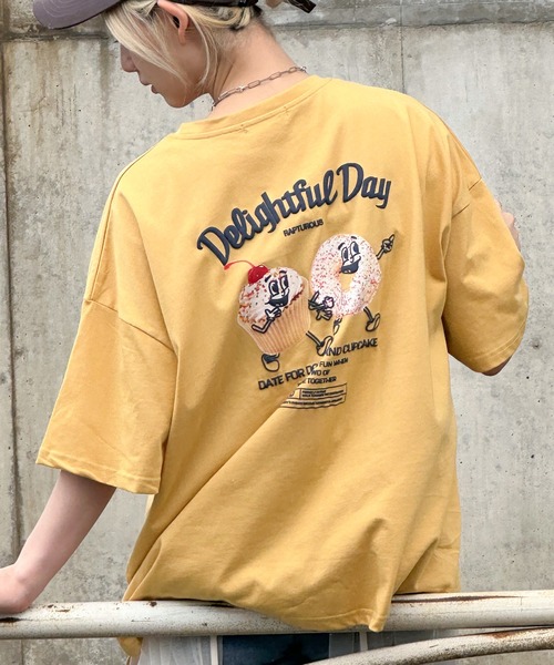 SpRay(スプレイ)の「おやつフォトキャラBIG Tシャツ(Tシャツ/カットソー・レディース・アイボリー/サックスブルー/オフホワイト/イエロー/スミクロ・FREE)」の6枚目の写真