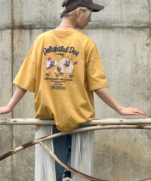 SpRay(スプレイ)の「おやつフォトキャラBIG Tシャツ(Tシャツ/カットソー・レディース・アイボリー/サックスブルー/オフホワイト/イエロー/スミクロ・FREE)」の11枚目の写真
