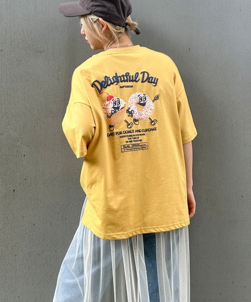 SpRay(スプレイ)の「おやつフォトキャラBIG Tシャツ(Tシャツ/カットソー・レディース・アイボリー/サックスブルー/オフホワイト/イエロー/スミクロ・FREE)」の13枚目の写真