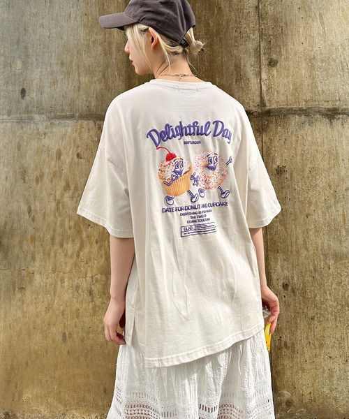 SpRay(スプレイ)の「おやつフォトキャラBIG Tシャツ(Tシャツ/カットソー・レディース・アイボリー/サックスブルー/オフホワイト/イエロー/スミクロ・FREE)」の16枚目の写真
