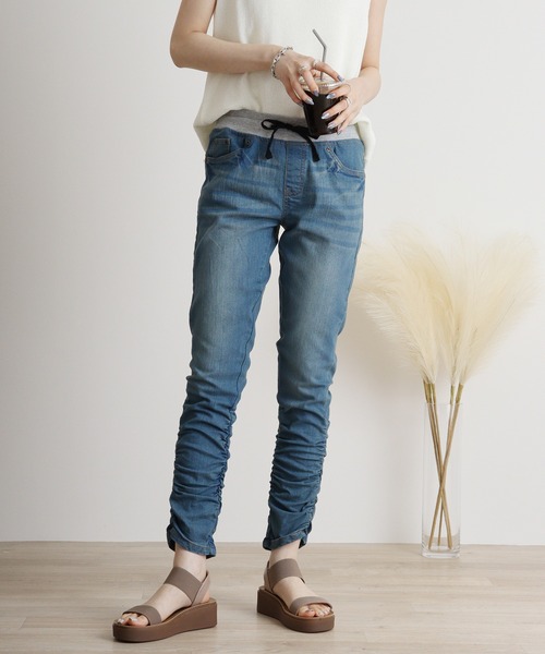 atONE（アットワン）の「atONE ウエストリブテーパードデニムパンツ（デニムパンツ・レディース・ネイビー/ブルー・M/4L/3L/LL/L）」の2枚目の写真