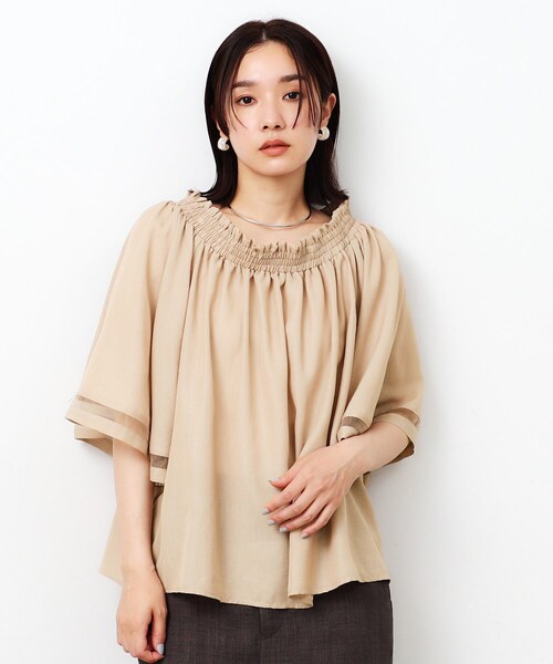 OPAQUE.CLIP（オペークドットクリップ）の「◆2WAYギャザーフレアスリーブブラウス【洗濯機洗い可】（シャツ/ブラウス・レディース・ベージュ/ブラック/ホワイト・40/38/42）」の3枚目の写真