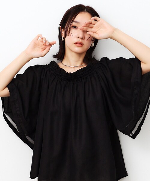 OPAQUE.CLIP（オペークドットクリップ）の「◆2WAYギャザーフレアスリーブブラウス【洗濯機洗い可】（シャツ/ブラウス・レディース・ベージュ/ブラック/ホワイト・40/38/42）」の2枚目の写真