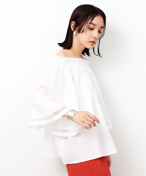 OPAQUE.CLIP（オペークドットクリップ）の「◆2WAYギャザーフレアスリーブブラウス【洗濯機洗い可】（シャツ/ブラウス・レディース・ベージュ/ブラック/ホワイト・40/38/42）」の4枚目の写真