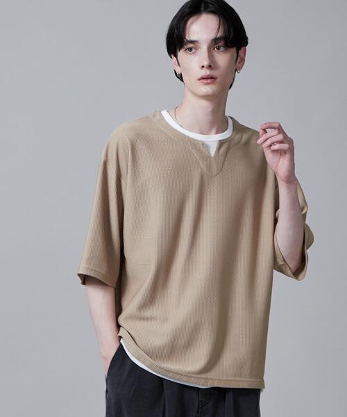 LUCY(ルーシー)の「LUCY/フェイクレイヤードキーネックT(Tシャツ/カットソー・メンズ・ベージュ/ダークグレー・LARGE/MEDIUM)」の2枚目の写真