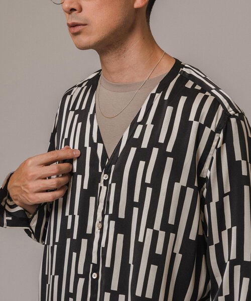 EDIFICE（エディフィス）の「パターンデシン Vネックシャツ（シャツ/ブラウス・メンズ・スミクロ/ブラック系その他/ブラック×ブラック/ブラックミックス/ブラック・LARGE/MEDIUM/SMALL）」の3枚目の写真