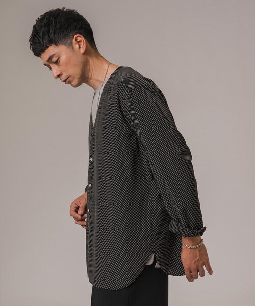 EDIFICE（エディフィス）の「パターンデシン Vネックシャツ（シャツ/ブラウス・メンズ・スミクロ/ブラック系その他/ブラック×ブラック/ブラックミックス/ブラック・LARGE/MEDIUM/SMALL）」の12枚目の写真