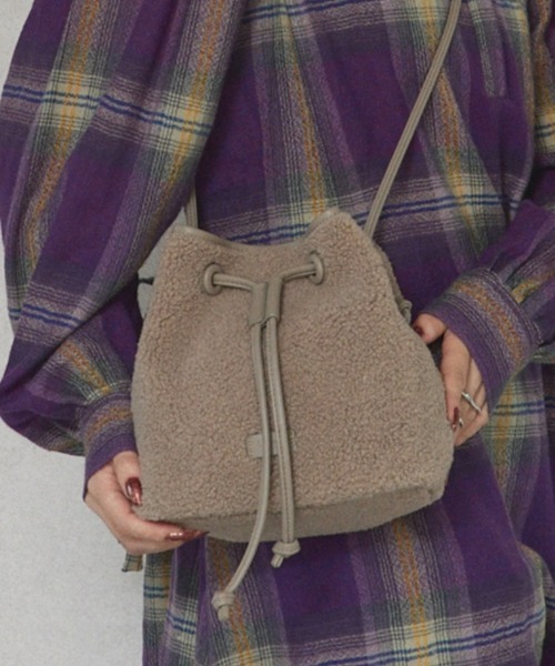 Ungrid（アングリッド）の「【Ungrid/アングリッド】ボア×コーデュロイ　巾着ミニショルダーバッグ（ショルダーバッグ・レディース・ブラック/アイボリー/グレイッシュベージュ・FREE）」の2枚目の写真