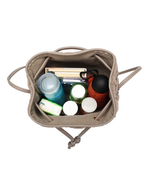 Ungrid（アングリッド）の「【Ungrid/アングリッド】ボア×コーデュロイ　巾着ミニショルダーバッグ（ショルダーバッグ・レディース・ブラック/アイボリー/グレイッシュベージュ・FREE）」の4枚目の写真