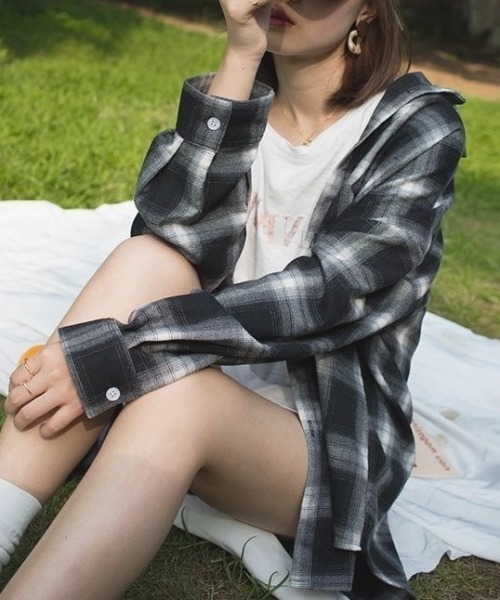 LADY LIKE(レディライク)の「かすれチェック柄ゆったりシャツ(シャツ/ブラウス・レディース・ブラック/ホワイト/レッド・M)」の7枚目の写真