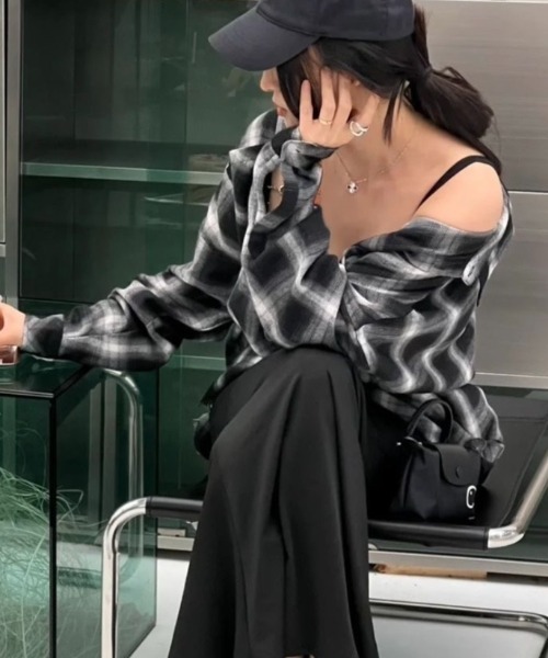 LADY LIKE(レディライク)の「かすれチェック柄ゆったりシャツ(シャツ/ブラウス・レディース・ブラック/ホワイト/レッド・M)」の9枚目の写真