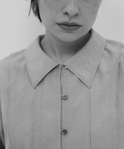 RBS（アールビーエス）の「RBS / カットオフ クロップド シャツ（シャツ/ブラウス・レディース・ライトグレー/ホワイト・ONE SIZE）」の9枚目の写真