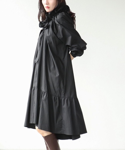 Three Four Time(スリーフォータイム)の「ギャザーフリルカラーフレアーワンピース(ワンピース・レディース・ブラック/ブルー・FREE)」の1枚目の写真