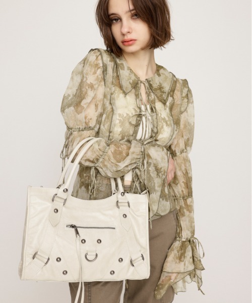 SLY(スライ)の「【再入荷】STUDS BIG HAND BAG スタッズ ビッグ ハンドバッグ(ハンドバッグ・レディース・アイボリー/ブラック/ピンク・FREE)」の4枚目の写真