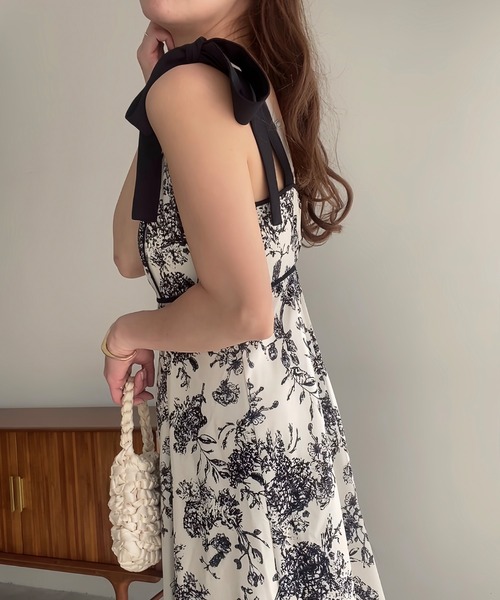 junoah(ジュノア)の「ショルダーリボンフラワープリントワンピース(ワンピース・レディース・チャコール/ブルー/ブラック・SMALL/MEDIUM/LARGE)」の7枚目の写真