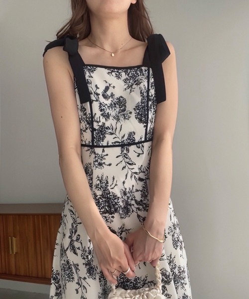 junoah(ジュノア)の「ショルダーリボンフラワープリントワンピース(ワンピース・レディース・チャコール/ブルー/ブラック・SMALL/MEDIUM/LARGE)」の9枚目の写真