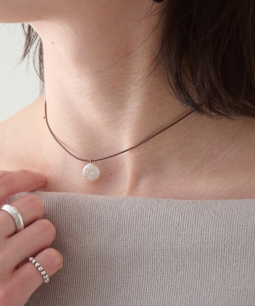 Omekashi（オメカシ）の「淡水パールチョーカー（チョーカー・レディース・ブラウン・ONE SIZE）」の2枚目の写真