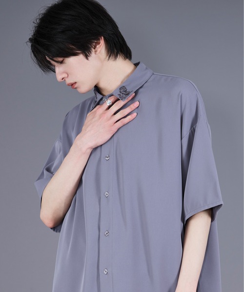 Ellno Loset（エルノロゼット）の「ノーブルトロミローズ刺繍シャツ
