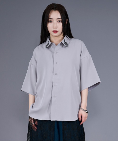 Ellno Loset（エルノロゼット）の「ノーブルトロミローズ刺繍シャツ
