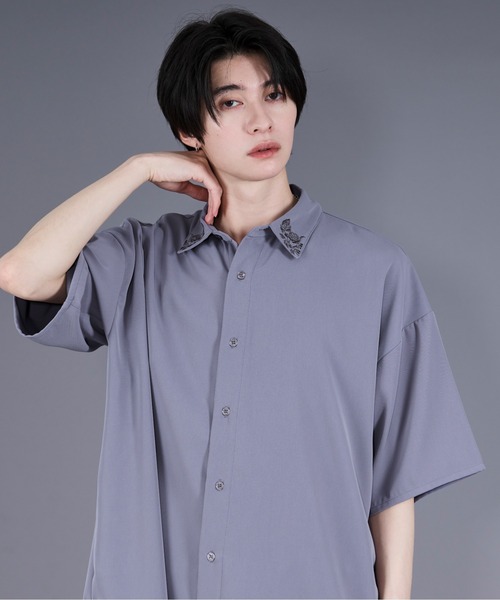 Ellno Loset（エルノロゼット）の「ノーブルトロミローズ刺繍シャツ