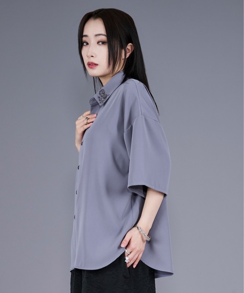 Ellno Loset（エルノロゼット）の「ノーブルトロミローズ刺繍シャツ